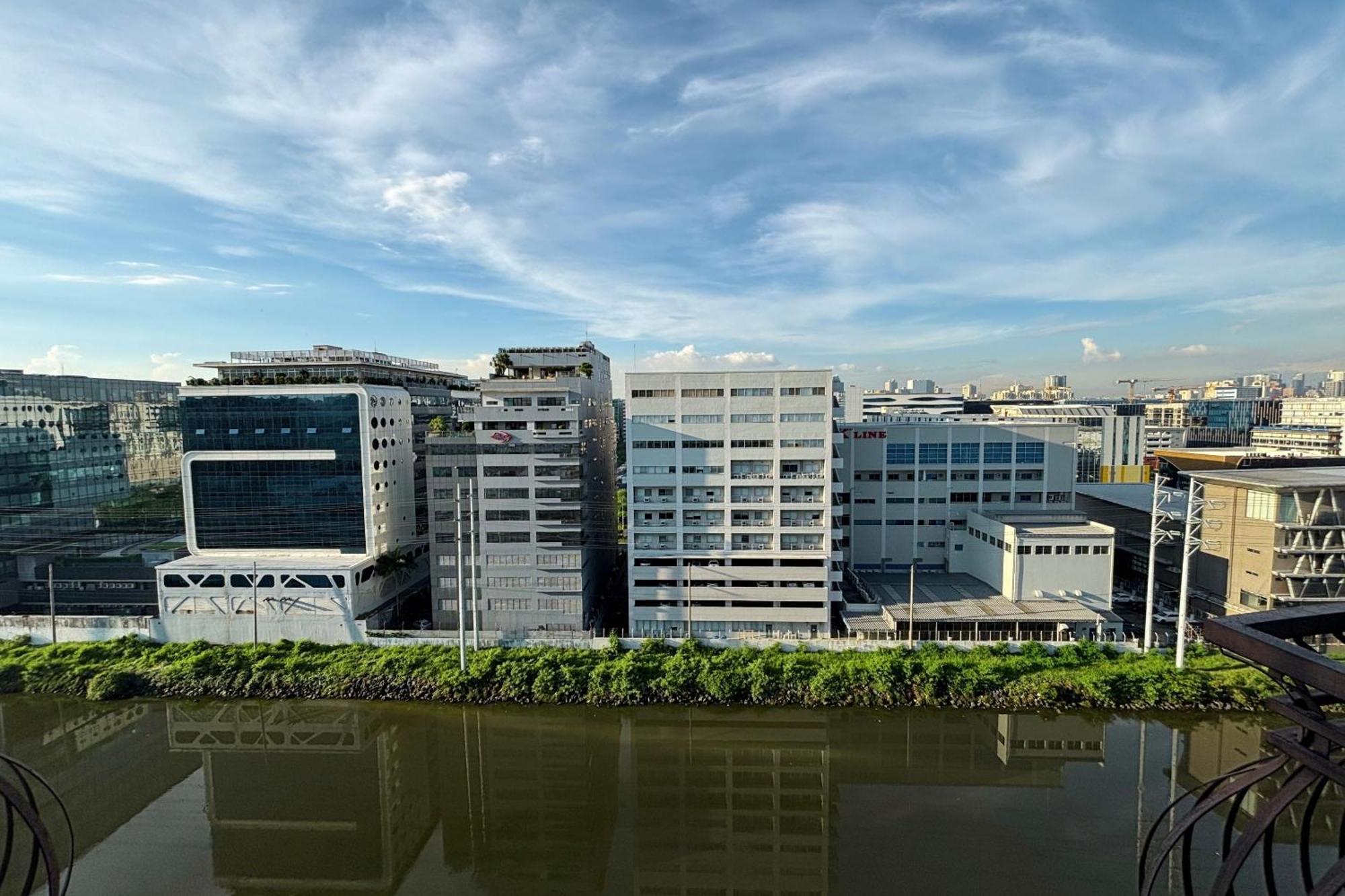 Extremeli Suites Manila Powered By Cocotel Extérieur photo